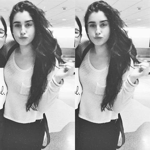 damndinally's tweet photo. @DemiFtTuVieja  "la gorda grasa de lauren jauregui" http://t.co/hRW2sU9UDp