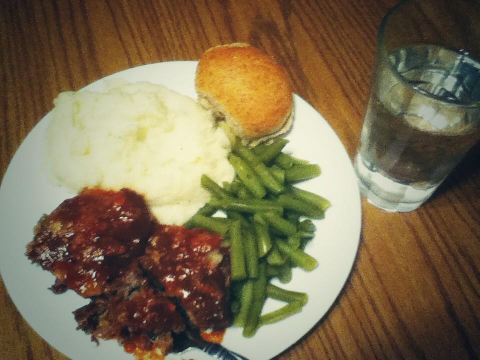 gloryandgrace's tweet photo. So thankful for a brother who can whip up an awesome meal! #venison #homemademashedpotatoes #biscuits #greenbeans http://t.co/M9RXG1Zzxh
