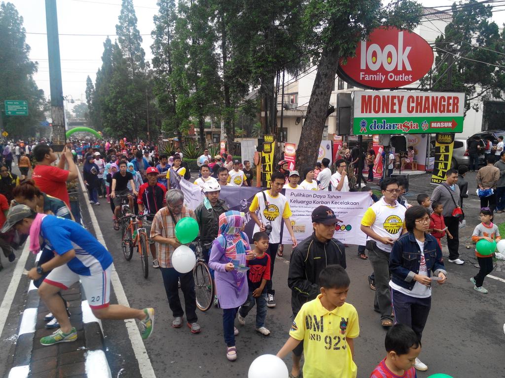 RoadSafetyBdg's tweet photo. Long march #WDOR2014 di CFD Dago aksi mengenang korban kecelakaan lalin. @kopdarpengicau @PRFMnews @ridwankamil http://t.co/jCJPAKbdl6