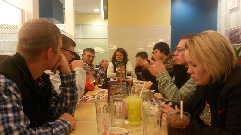 chelseacoers's tweet photo. Family dinner at NAILE! @lynsanity13 @FrontierLarry @cconrady13 @Acoers5 http://t.co/SeUhJNkB6n