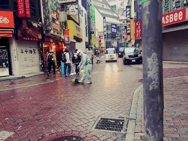 sorenabot__'s tweet photo. ハロウィン開けて今朝の渋谷は、
信じられない程ゴミだらけでした。  
普段より遥かに人数の多い年配の
清掃の方々とボランティアらしき
若者達が、一所懸命に掃除
してくれてました。  雨で余計に清掃が
大変そうでで、本当にご苦労様です https://t.co/VlHqRGaJkx