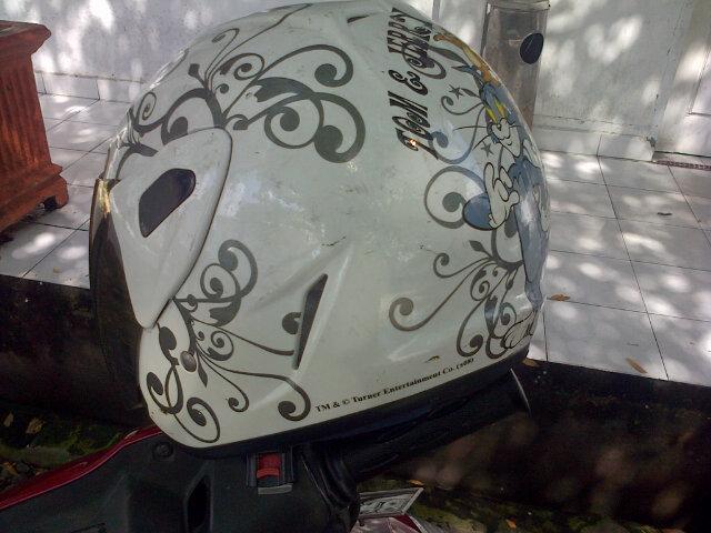 TMviex's tweet photo. Helm ny siapa yaa? :) http://t.co/gDB8BkJZ7l