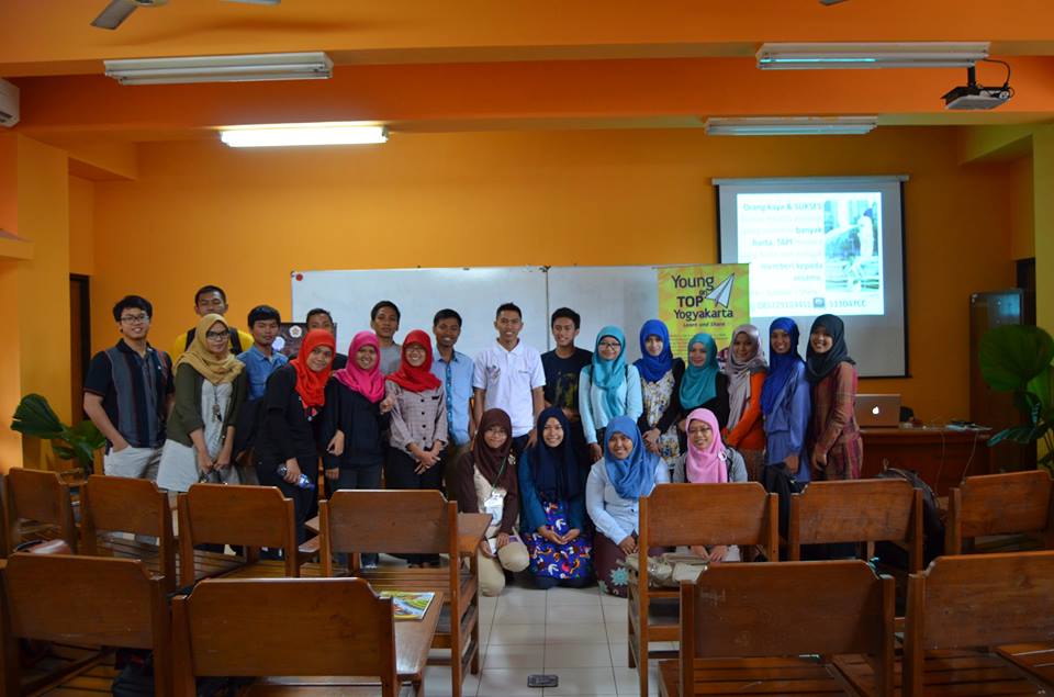 sahabatmurid's tweet photo. Ini td kita lg di "Sharepreneur Young on Top Yogyakarta" bareng kak @hendrihariyant0 .Thanks ya kak :) #CreativeDays2 http://t.co/F6KSpl9DEJ