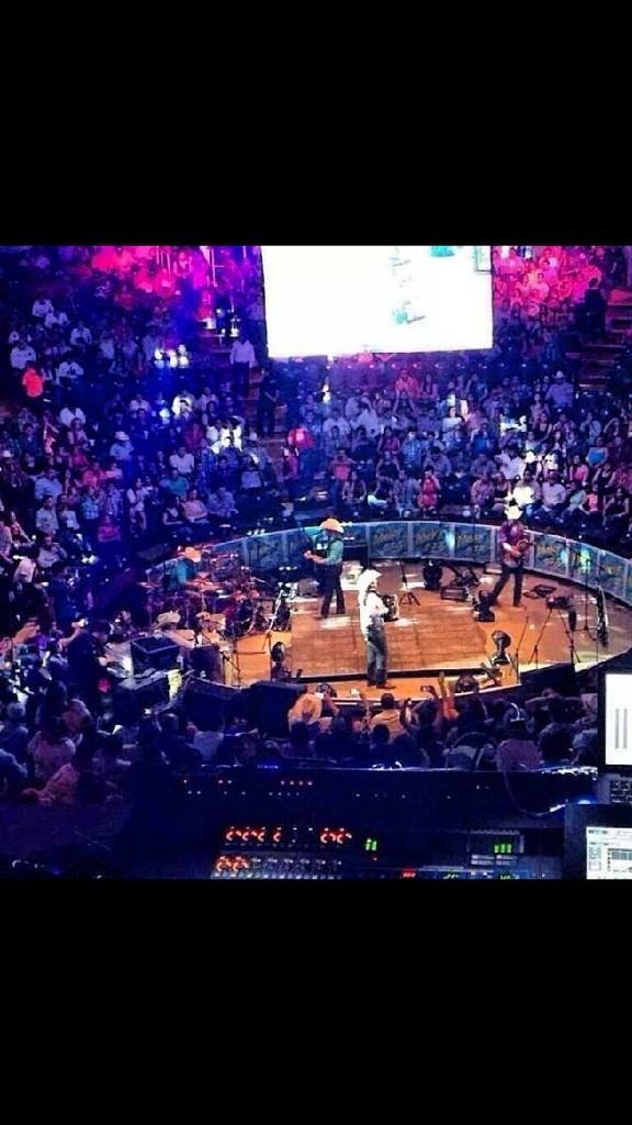 mancillon's tweet photo. Fecha inolvidable en el Palenque de la Expo guadalupe http://t.co/XnBqGFJOYQ