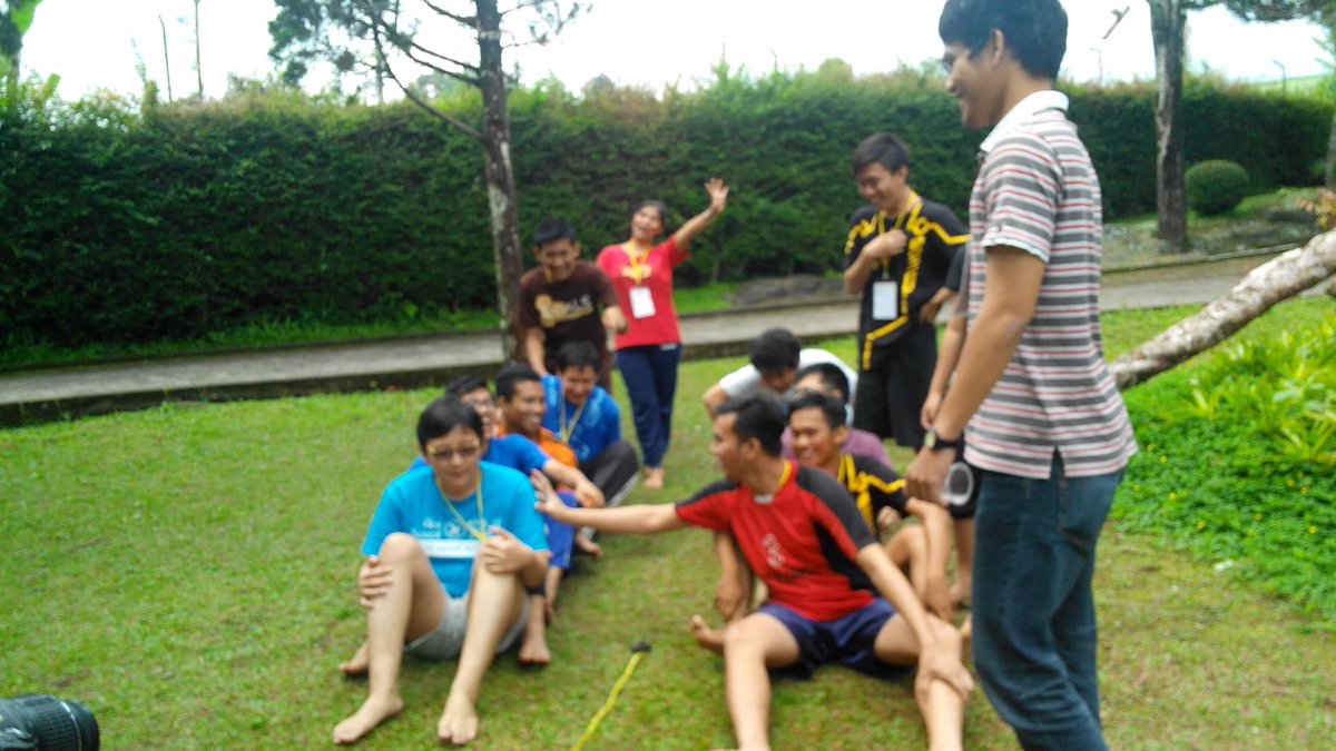 Ret2KMK's tweet photo. Mainan "Perahu Cinta"; grup SEPATU  versus LA MILD yuhuuuuu http://t.co/5u5JPhBXMY