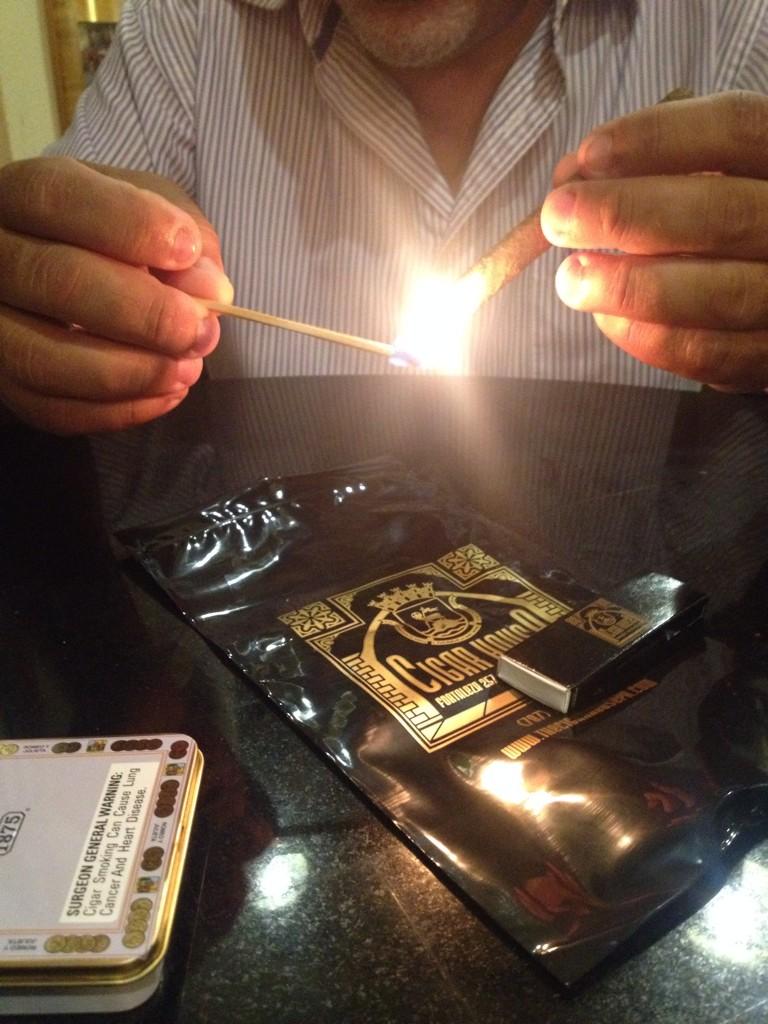 artofzest's tweet photo. Quality time con papi? http://t.co/ciQLAFO3HZ