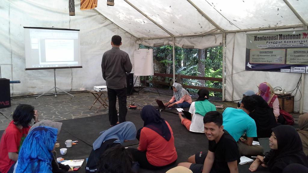 ConferenceUKF's tweet photo. Para peserta sdg berdiskusi menentukan nama untuk keberlanjutan forum dari hasil Konferensi Nasional #Conference2014 http://t.co/QQHvjTGXiL