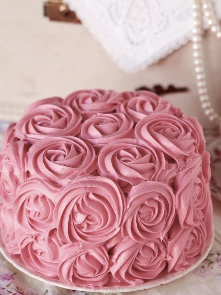Украшение торта завитками. Торт завиток. Торт с кремовыми розочками. Торт завиток. Украшение торта кремом чиз.