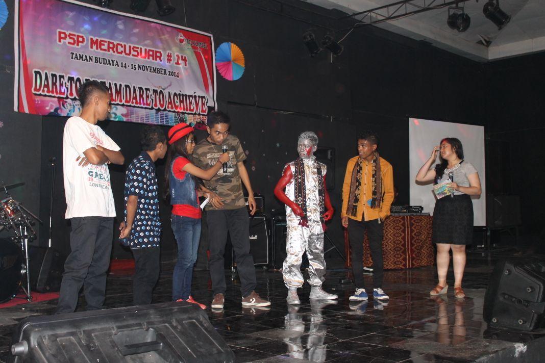 SahabatMercu's tweet photo. Hampir lupa ini fotonya FBS dipensi kemarin @Roshenaa @defiaadellial @ChezFBS http://t.co/MrUm4MN1gL