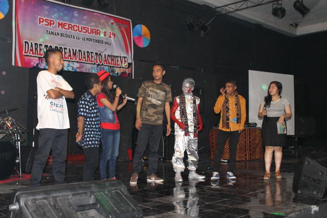 SahabatMercu's tweet photo. Hampir lupa ini fotonya FBS dipensi kemarin @Roshenaa @defiaadellial @ChezFBS http://t.co/MrUm4MN1gL