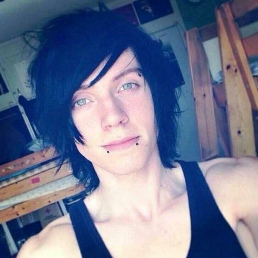 Hey there people i am Derek and im single and bisexual retweet if you would date me?!