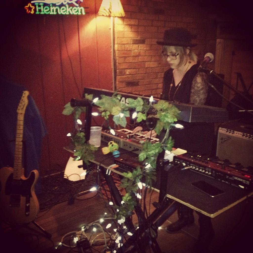 SingleEngineRec's tweet image. And now @AdryeIIe playing at the #SingleEngineRecords showcase at Mum's Bar in #Baltimore. #dreampop