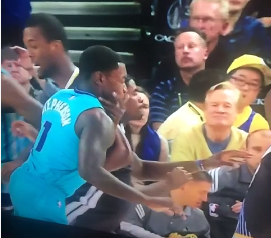 BleacherReport's tweet photo. VIDEO: Lance Stephenson slapped himself in the face and tried to draw a foul call http://t.co/cBduqidfwg http://t.co/zWXHvH8TPv