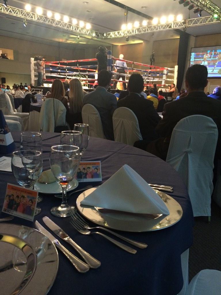 fra_zu's tweet photo. Noche de gala con @Fundacion180 #boxeo #maravilla para financiar la #obraCEC http://t.co/9XEJhmMVGG