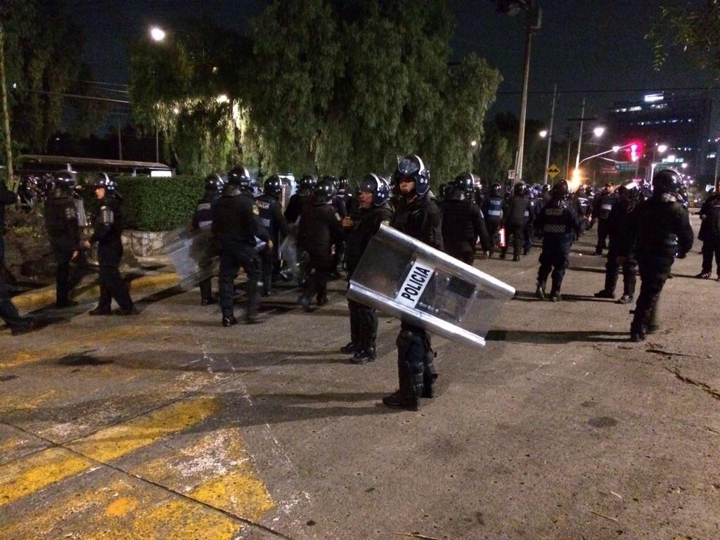 saulocorona's tweet photo. ICYMI: Clashes at Mexico´s main university as police move to evict students from occupied auditorium #UNAM #YaMeCansé http://t.co/UWTtsRTdzr