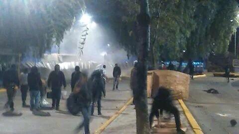 saulocorona's tweet photo. ICYMI: Clashes at Mexico´s main university as police move to evict students from occupied auditorium #UNAM #YaMeCansé http://t.co/UWTtsRTdzr