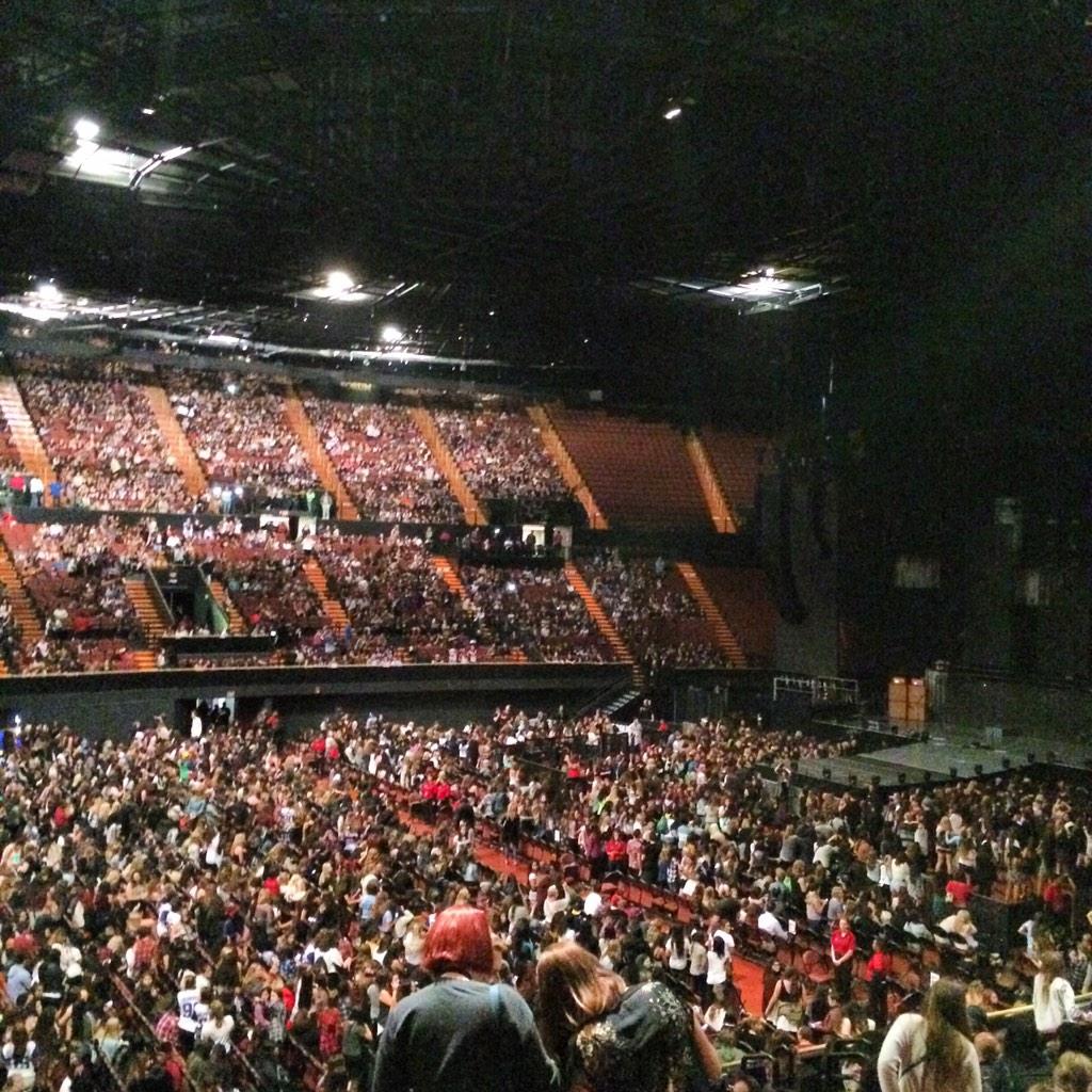oscarmartinezdj's tweet photo. Empieza YA!! 
#5SOS #DerpCon #DerpconSpain http://t.co/Ag0UNmA327