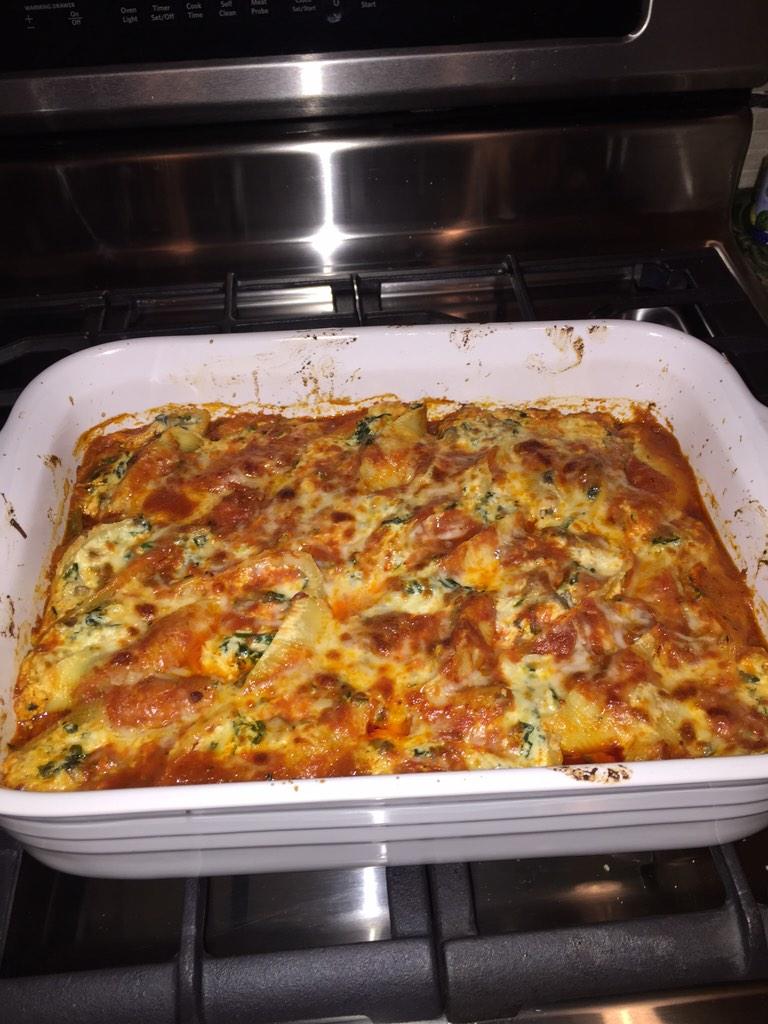 SusanLucchesi's tweet photo. Best veggie stuffed shells ever!!! http://t.co/mOS4qDuXbT