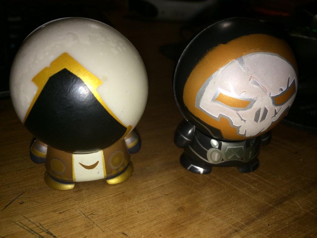 HomebrewedDwarf's tweet image. Glow in the dark buildables from the #BlizzCon2014 toy depot