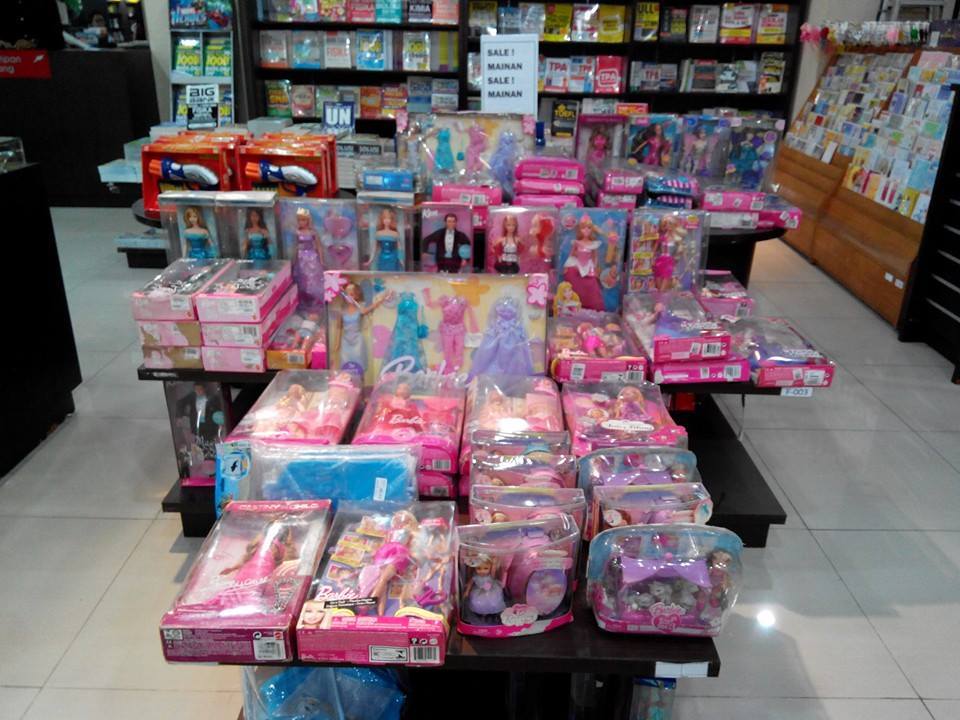 Leksika_KC's tweet photo. Sayang anak, sayang anak !! yuk, di beli Boneka Barbie dan  Mobil-mobilannya. @Leksika_KC Obral Loh!! Stok Gudang.^+^ http://t.co/1OaFqFRYdh
