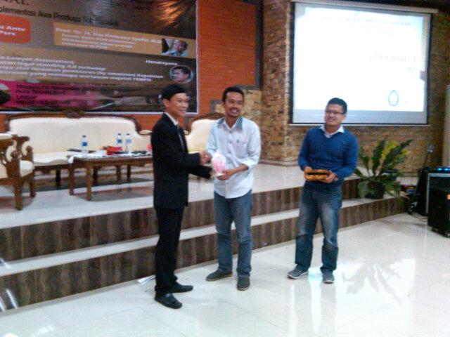 IYJ_2014's tweet photo. Penyerahan plakat kpd Mas Rofiuddin http://t.co/dBEXPsijGA