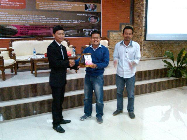 IYJ_2014's tweet photo. Penyerahan plakat kpd Pak Hendrayana http://t.co/s4RSulxtCD