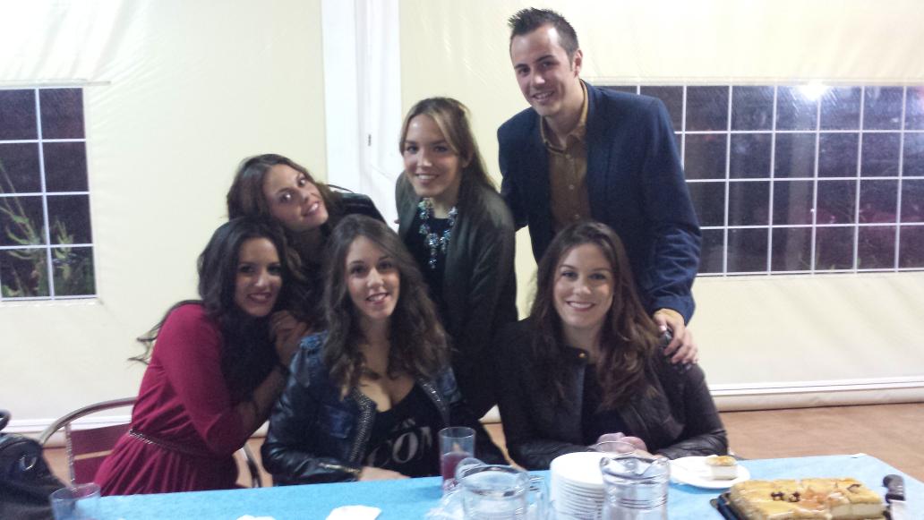 eugeniaa28's tweet photo. Un cumpleaños perfecto! @Anariver90 @veroglezmu @Mar_inabf17 @jesuscarmonaaaa http://t.co/klz2CMZ0ST