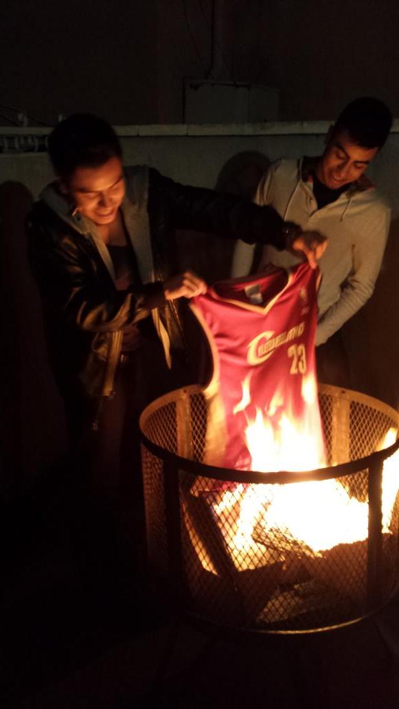 markzesati's tweet image. Burned my lebron jersey😂😭😂