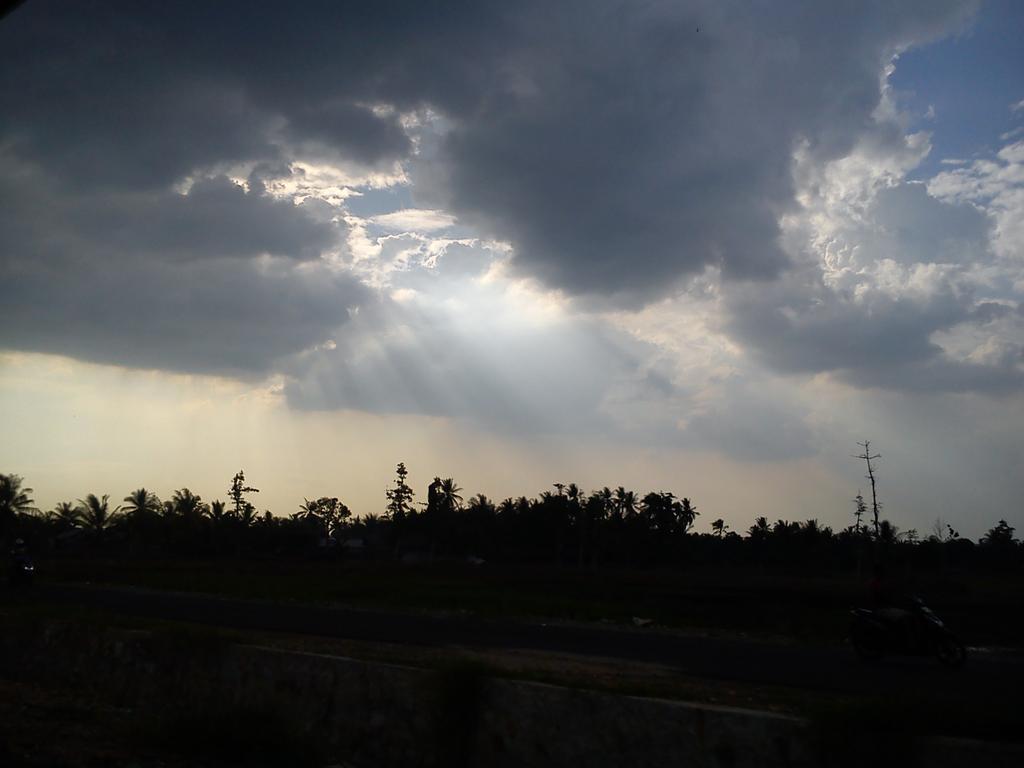 Sinar surya menembus awan di langit Amuntai