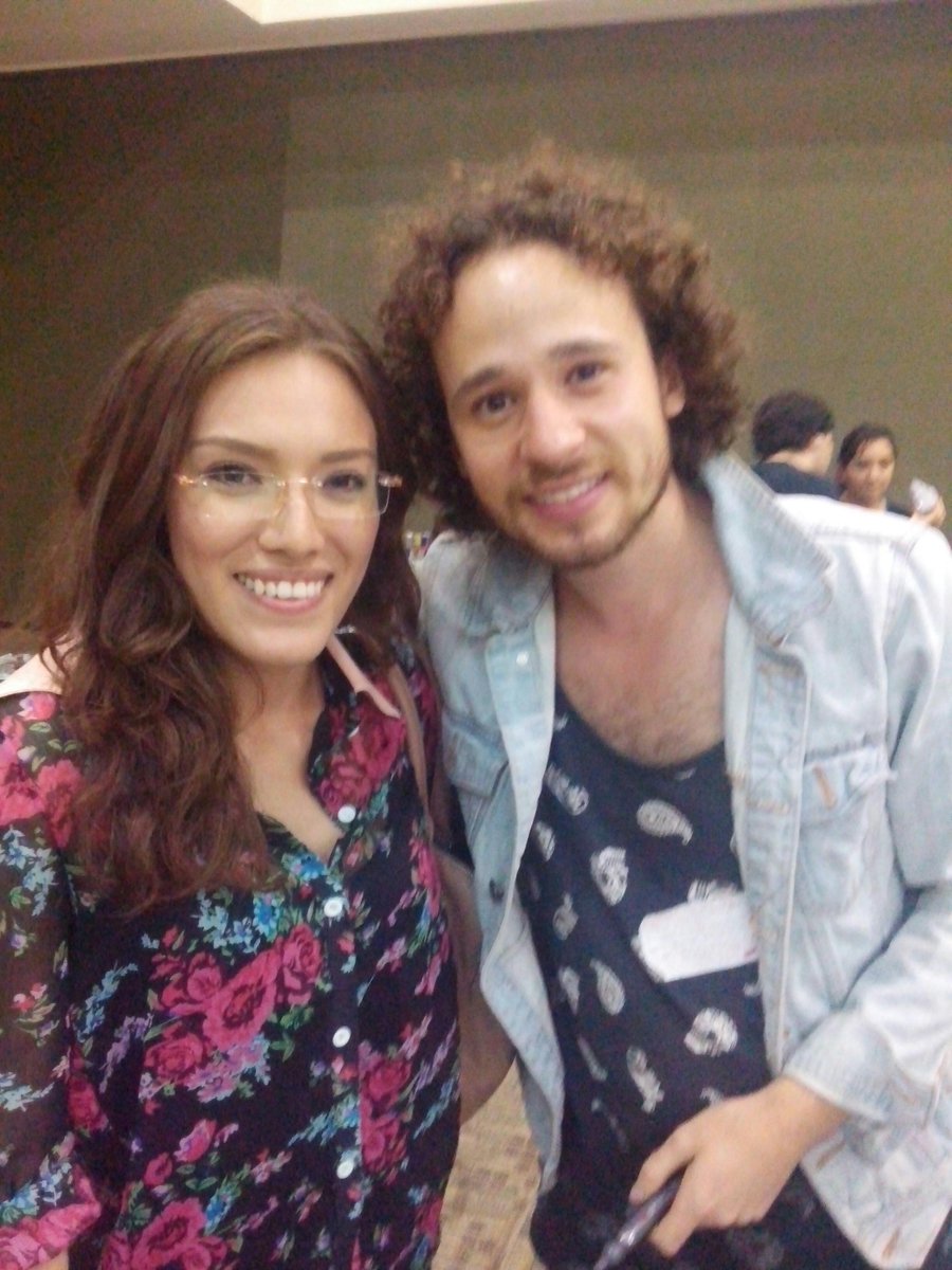 PaoHV's tweet photo. La última de la última fila, pero alcancé fotito.... Es un solecito el @LuisitoComunica http://t.co/8LDeCXK3yv