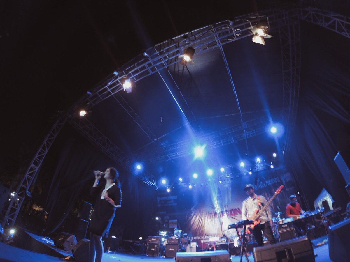 raisa6690's tweet photo. oh iya, tadi malam di bogor. seruuu! venue-nya seru jugaa, haha! http://t.co/zFLQBCl887