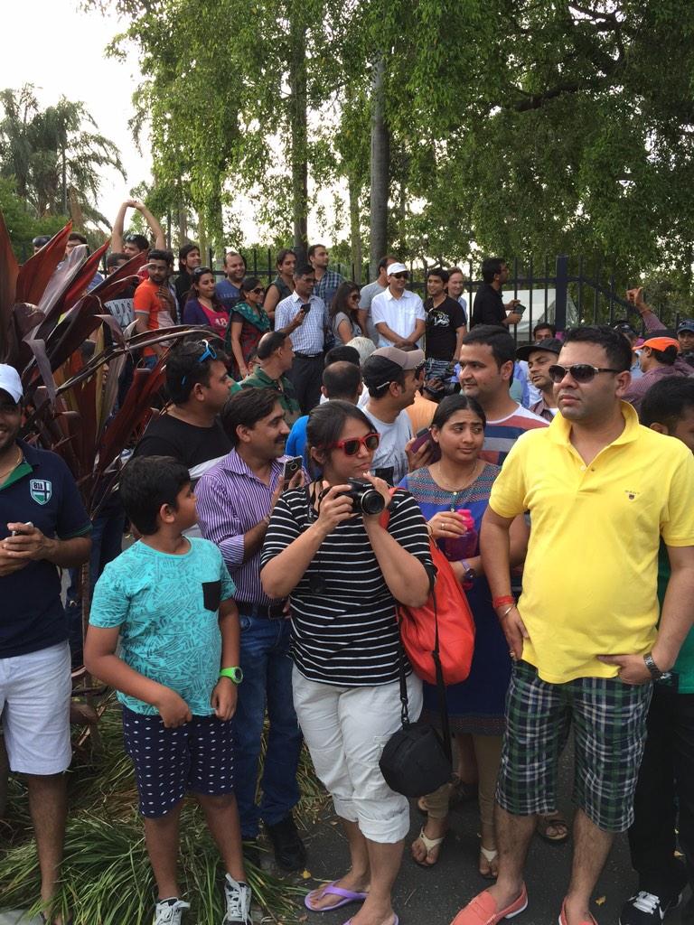 PMOIndia's tweet image. PM expected to unveil Gandhi statue. Immense enthusiasm at the venue. Cheers of &apos;Modi Modi&apos; can be heard. #ModiInAus