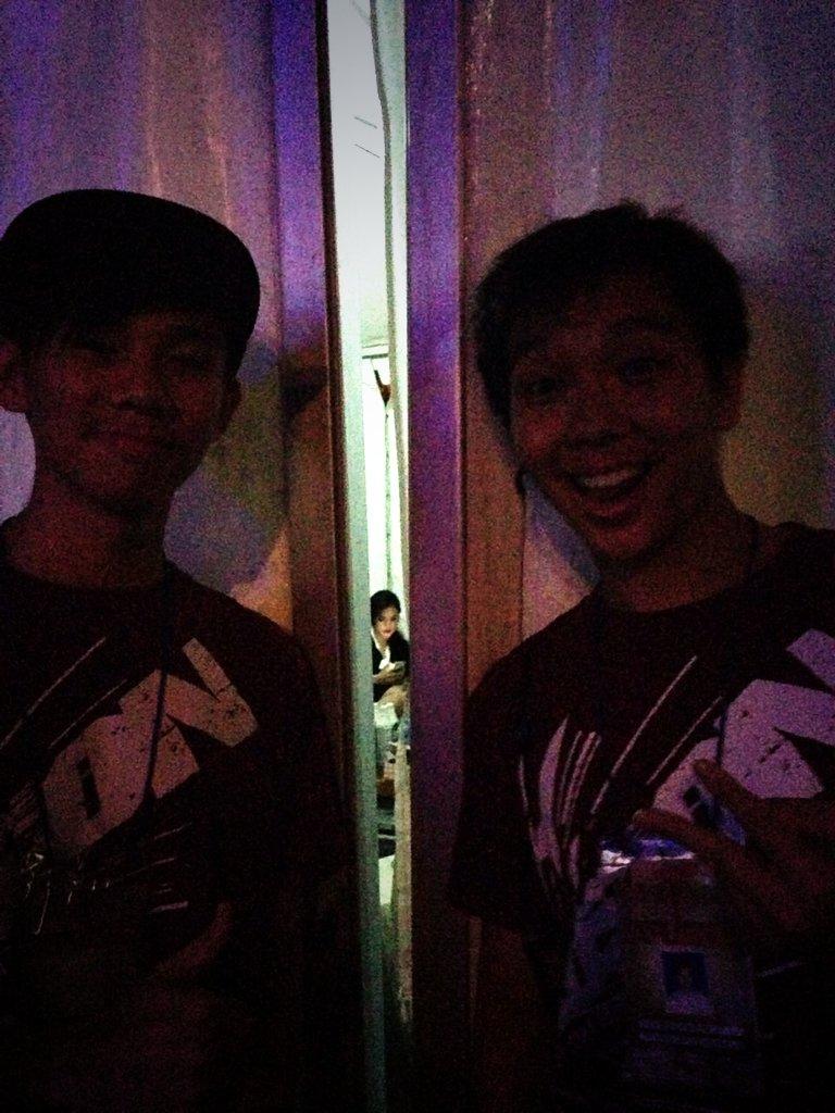 albertkj_'s tweet photo. Seneng banget bisa foto sama kak @raisa6690 biar cuma bisa foto ngintip dari backstage hahaha http://t.co/z1mVtAB7Gx