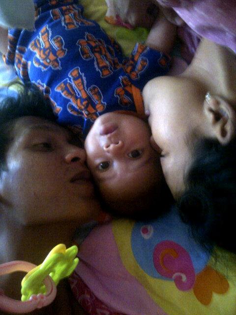 ima_mikeila's tweet photo. Ibu ayah Sayaang saka http://t.co/ZnbuVMZZGG