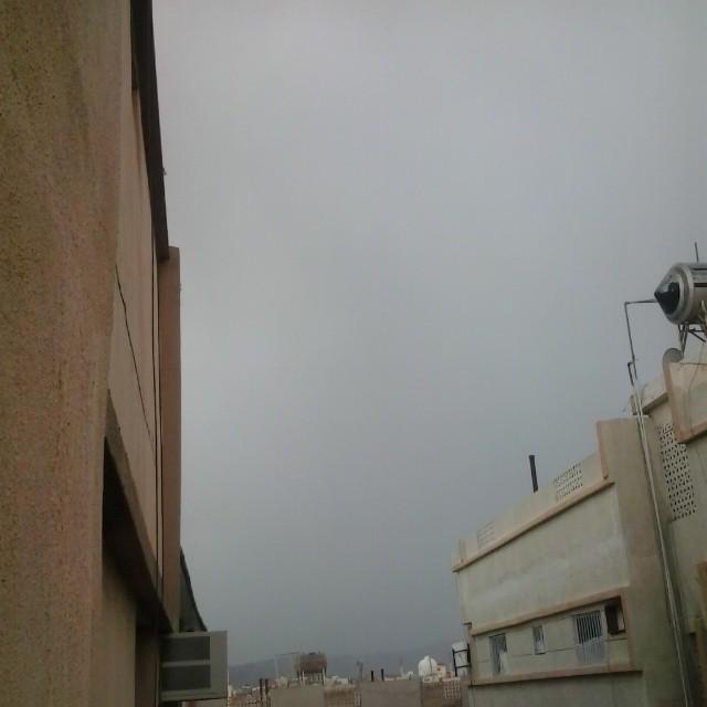 bnt_Qahba's tweet photo. طالعه من الشباك اصور لكم 

الجو حق اثنين وثالثهم الشيطان 
#الطايف http://t.co/BaBotlj6Hs