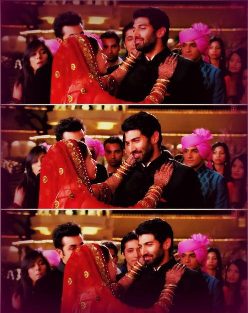 Happy birthday Aditya Roy Kapur I love this scene ,, aww :") 
