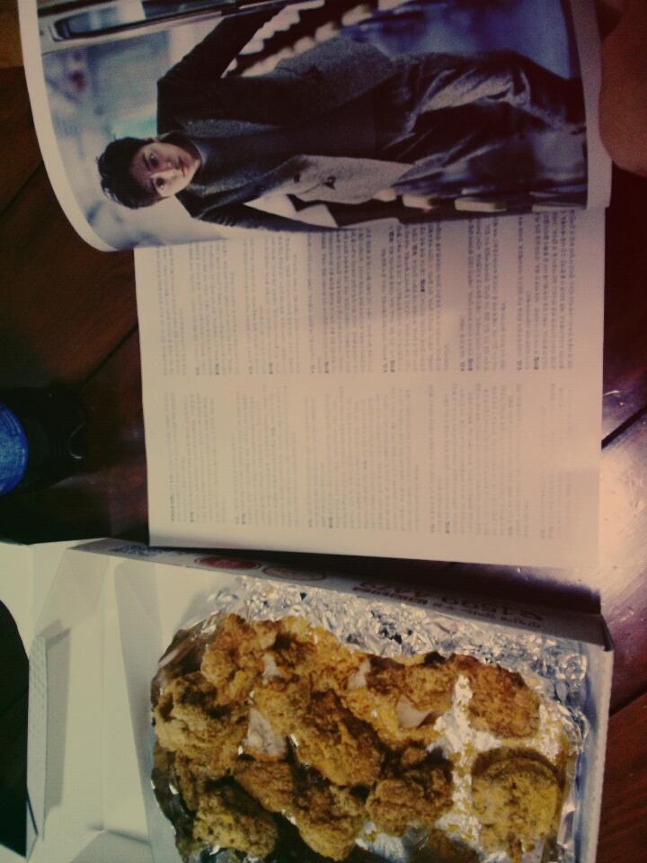 hongyebin98's tweet photo. @RoySangwooKim 치킨먹으면서 보그걸잡지보는중ㅎ.ㅎ http://t.co/5PzW3Njl6U