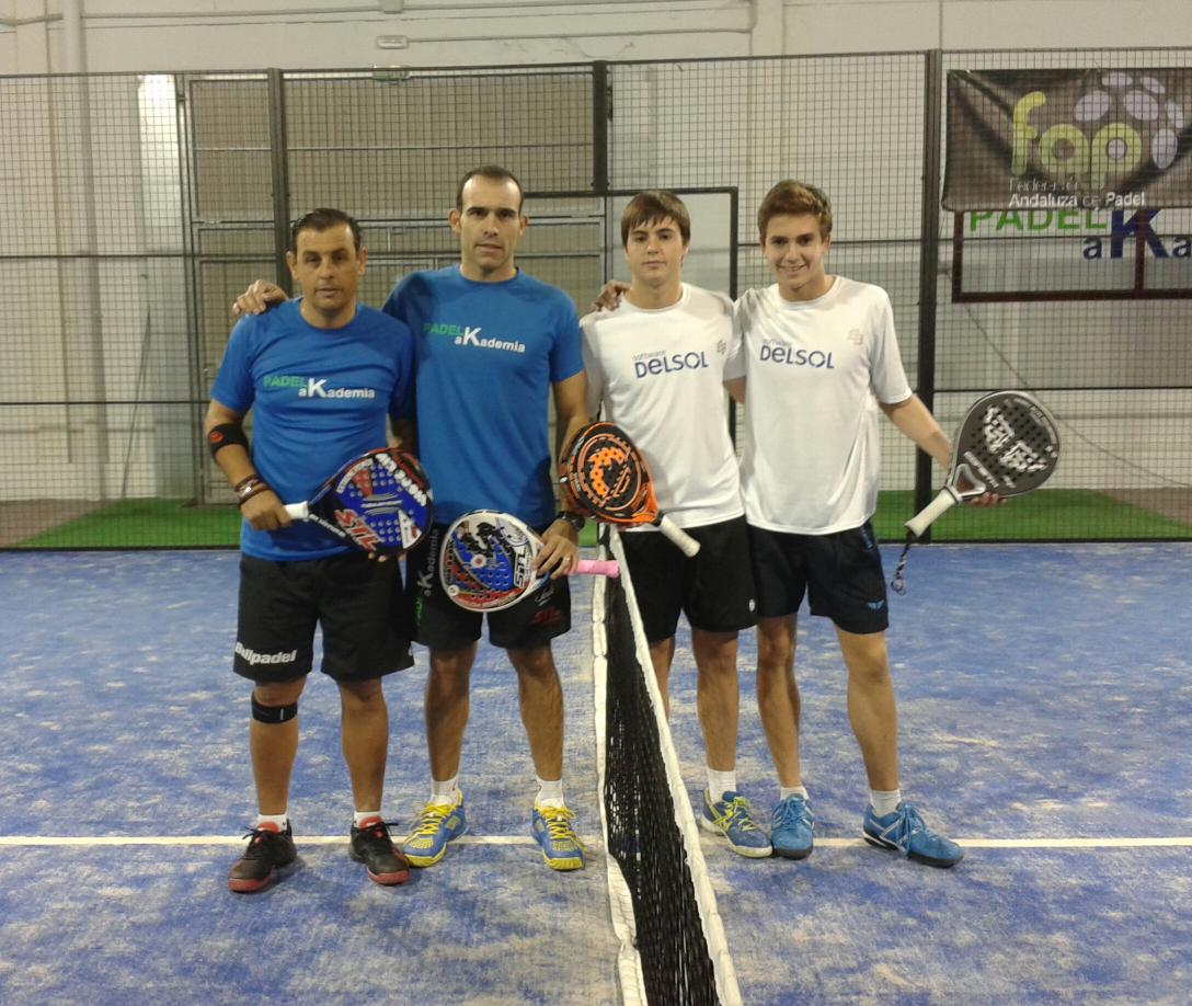 Amanciocg's tweet photo. Jugando con uno de los jugadores de padel mas importantes del mundo, Fran Iglesias. http://t.co/PdX3tIF35m