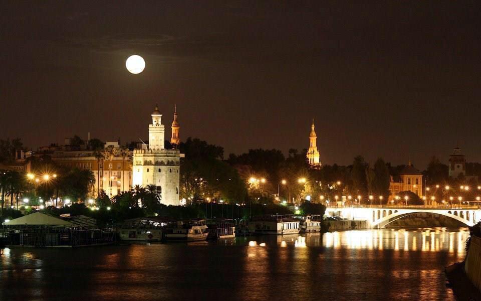 FPozo_SC's tweet photo. Sevilla solo tiene un defecto : es demasiado hermosa #MeGustaSevilla http://t.co/JdyZKoalvq