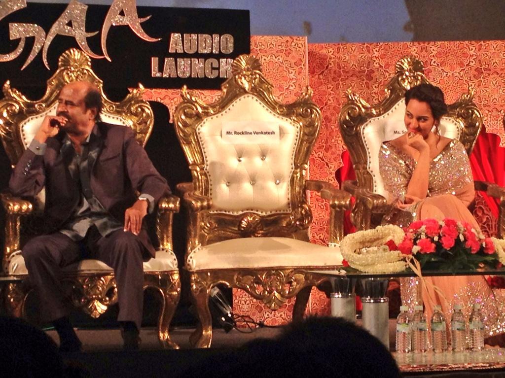 OYERJALOK's tweet photo. Same same pose superstar @superstarrajini &amp; Rockstar @sonakshisinha for #LingaaAudio @ErosNow @ErosIntl 👍😊👏😊😍 http://t.co/8OTlTFt0A4