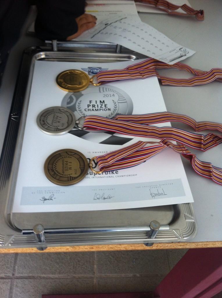 davidrm68's tweet photo. Las medallas del @CEVMotorcycle esperan a los mejores de 2014. @KennyNoyes Morales e @Isilva22 #FIMCEVRepsolVAL http://t.co/MChaoz03Eh