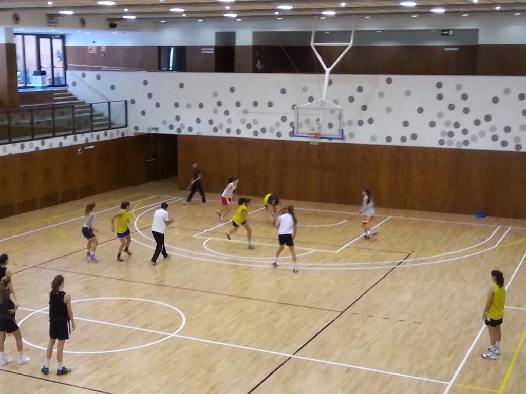 FCBQtecnic's tweet photo. Avui, sessió de matí i tarda per les seleccions Cadets de l' @FCBQ http://t.co/QBlnYkNdta