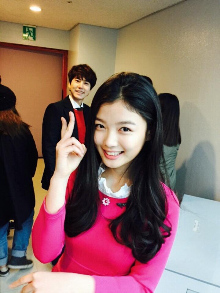 sidushq_ent's tweet photo. SBS<인기가요>의 최연소 MC 김유정! 상큼발랄한 Mr.Chu의 무대를 시작으로 무사히 첫 진행을 마쳤습니다~앞으로 다채로운 매력을 선보일 김유정, 많은 응원 부탁드립니다.  #무대뒤깜찍 #이와중에_규현_귀욤 http://t.co/GhrTNY056L