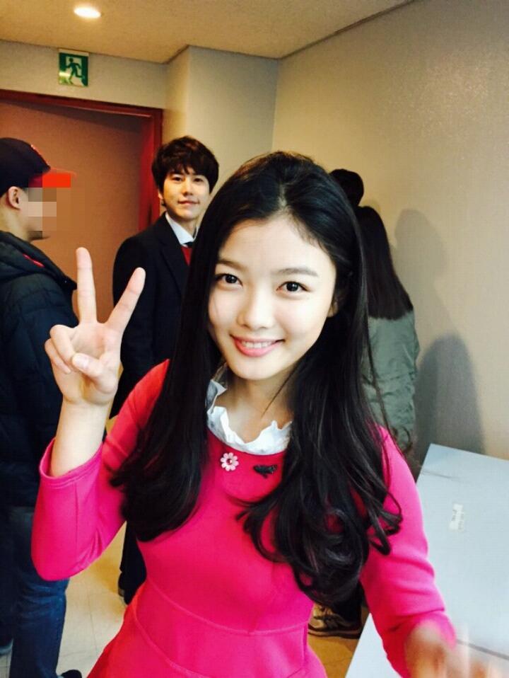 sidushq_ent's tweet photo. SBS<인기가요>의 최연소 MC 김유정! 상큼발랄한 Mr.Chu의 무대를 시작으로 무사히 첫 진행을 마쳤습니다~앞으로 다채로운 매력을 선보일 김유정, 많은 응원 부탁드립니다.  #무대뒤깜찍 #이와중에_규현_귀욤 http://t.co/GhrTNY056L
