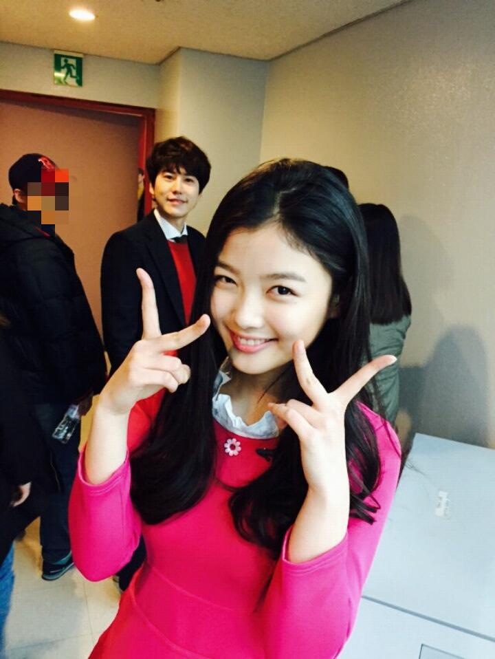 sidushq_ent's tweet photo. SBS<인기가요>의 최연소 MC 김유정! 상큼발랄한 Mr.Chu의 무대를 시작으로 무사히 첫 진행을 마쳤습니다~앞으로 다채로운 매력을 선보일 김유정, 많은 응원 부탁드립니다.  #무대뒤깜찍 #이와중에_규현_귀욤 http://t.co/GhrTNY056L