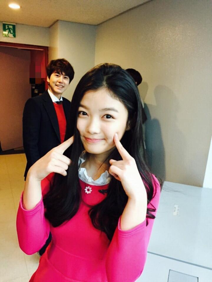 sidushq_ent's tweet photo. SBS<인기가요>의 최연소 MC 김유정! 상큼발랄한 Mr.Chu의 무대를 시작으로 무사히 첫 진행을 마쳤습니다~앞으로 다채로운 매력을 선보일 김유정, 많은 응원 부탁드립니다.  #무대뒤깜찍 #이와중에_규현_귀욤 http://t.co/GhrTNY056L