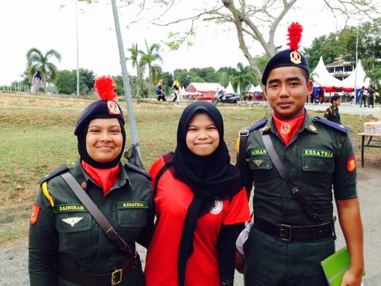 zainirahzain's tweet photo. Finally dapat jugak snap gambar dengan retis dua org ni kahkah ππ cc @NsulianaS @ayim_28 #jambori2014 http://t.co/khAYpCnZGh