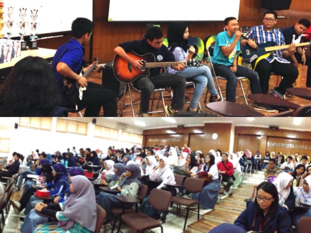 fkunpadfair's tweet photo. Before the announcement of the winners,here are some sweets! MMS (medical music symphony) performance! @Bioscope2014 http://t.co/XZ8LY6GTm8