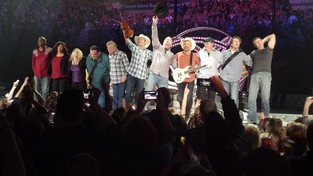 svkamp23's tweet photo. @garthbrooks and @trishayearwood put on one damn good show! Best concert EVER!! loved it :) #garthhangover #bestnight http://t.co/XETvTZI5Vg
