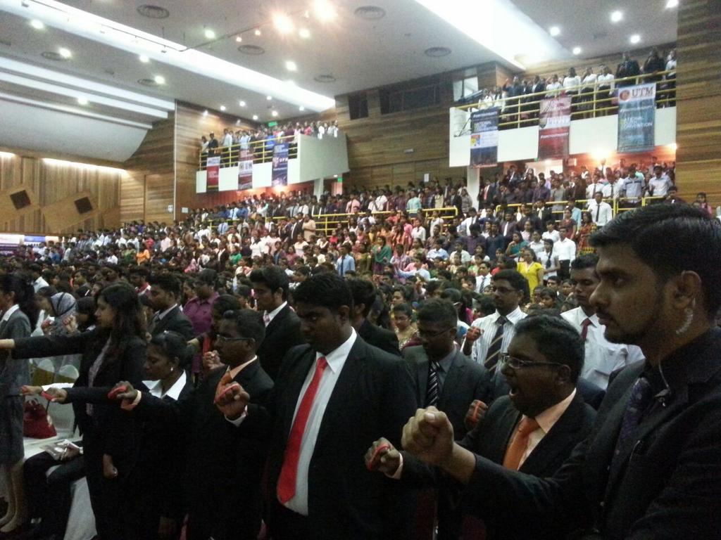 SMCYouthCore's tweet photo. Bergegar Kompleks Perdana Siswa! YB @Khairykj in the house!! 💪💪💪💪💪 http://t.co/vEkQMLGEhv